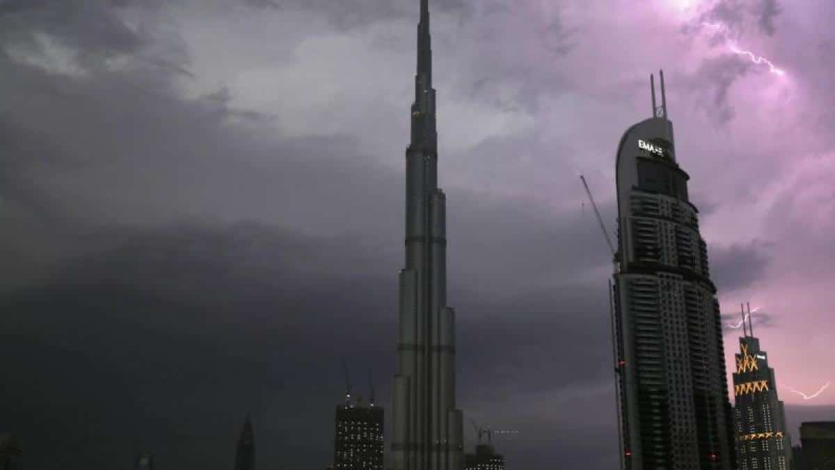 Chaos am Himmel: Unwetter zwingt Dubai Flughafen zu Flugumleitungen